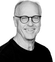 Portræt af serviceleder John Toksværd Larsen på Holmegaardskolen