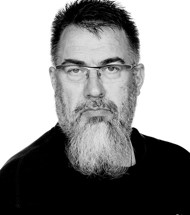 Portræt af servicemedarbejder Brian Hansen på Holmegaardskolen